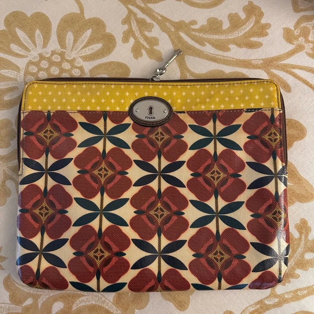 NWOT Fossil Tablet/IPad Zipped Case